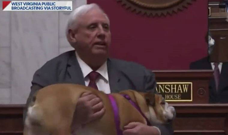 ABD'de bir vali kürsüye köpeğiyle çıktı: 'Size bir çift lafı var'