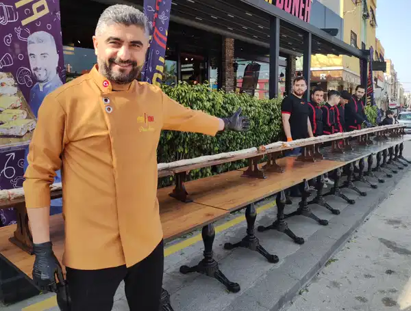 Adana'da 20 metrelik tavuk döner dürüm yapıldı