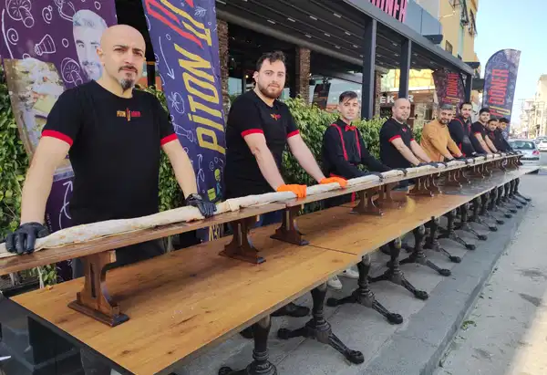 Adana'da 20 metrelik tavuk döner dürüm yapıldı