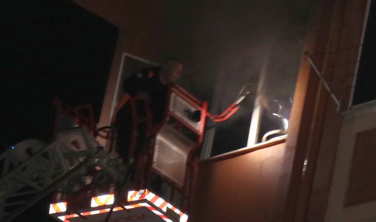 Evini ateşe verip kaçtı