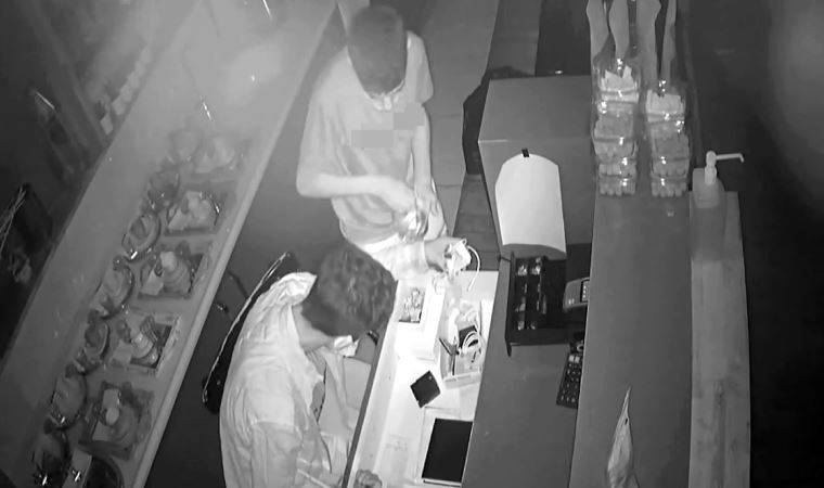 Hırsızlık için girdiği kafeden çıkarken fark ettiği bahşiş kutusunu da çaldı