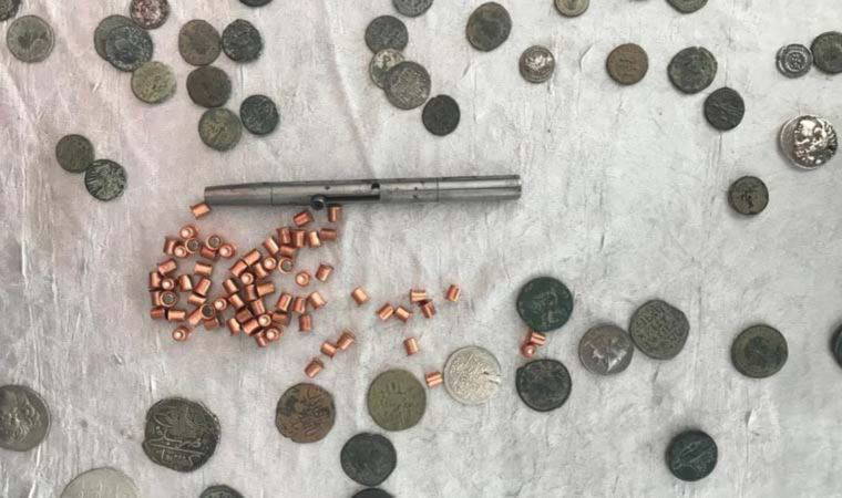 Ekipleri şaşırtan görüntü: Buzdolabından 'suikast silahı' ve 'tarihi eser' çıktı