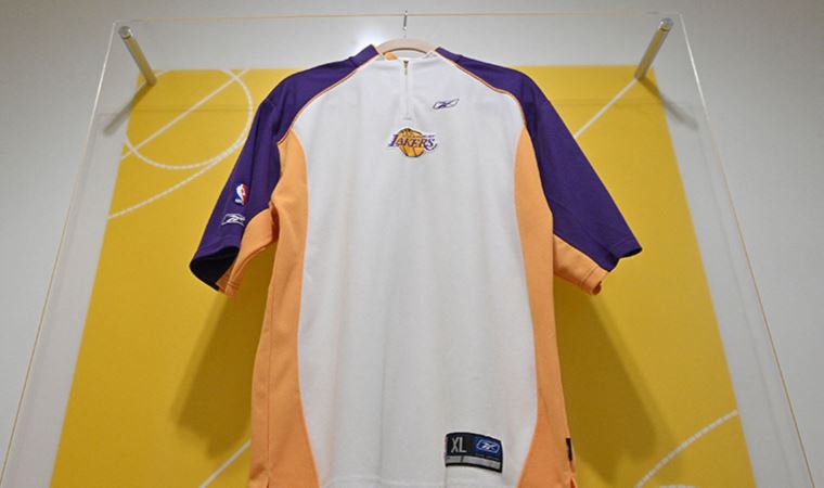 Kobe Bryant'ın ısınma tişörtü açık artırmada 277 bin dolara satıldı