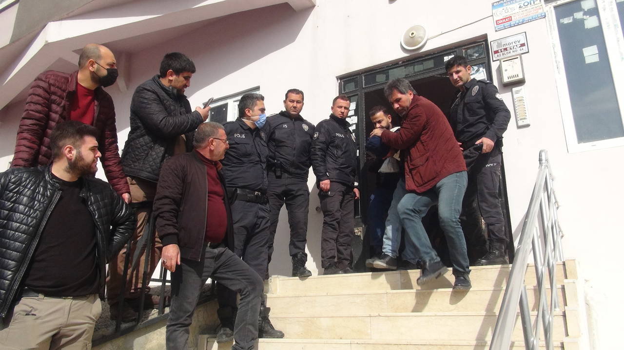 Uyuşturucu parası vermeyen annesini öldürdü, babasın yaraladı