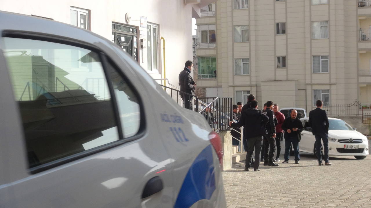 Uyuşturucu parası vermeyen annesini öldürdü, babasın yaraladı