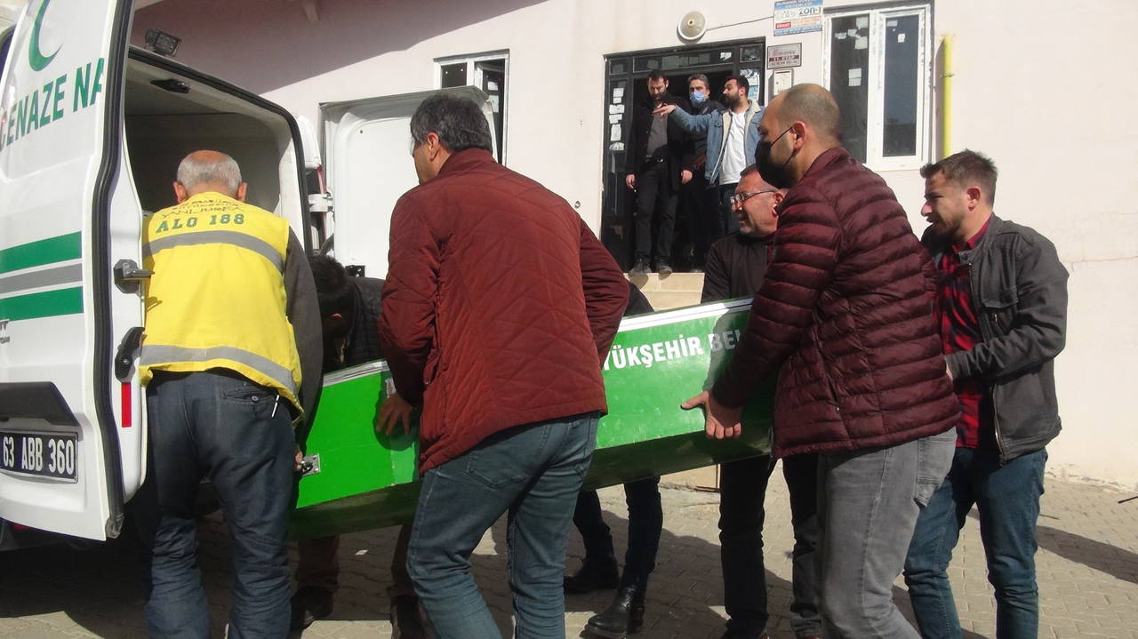 Uyuşturucu parası vermeyen annesini öldürdü, babasın yaraladı