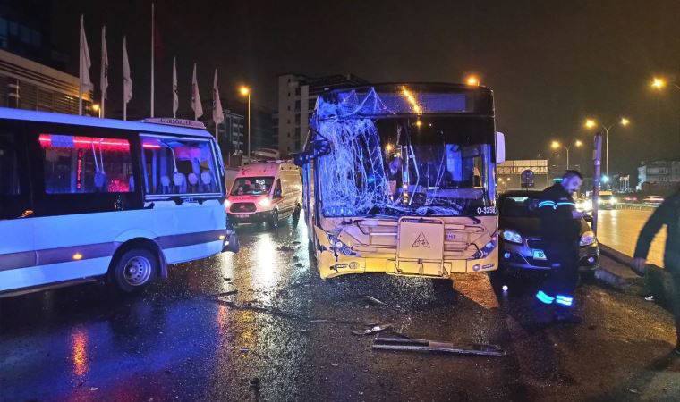 İETT otobüsü yolcu bekleyen minibüse çarptı: 5 yaralı