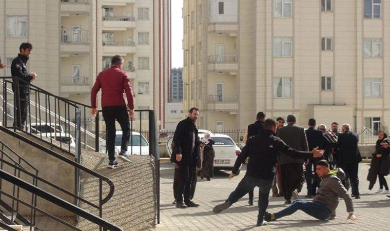 Uyuşturucu parası vermeyen annesini öldürdü, babasın yaraladı