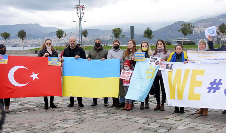 İzmir Ukraynalılar Derneği'nden 'savaşı durdurun' eylemi