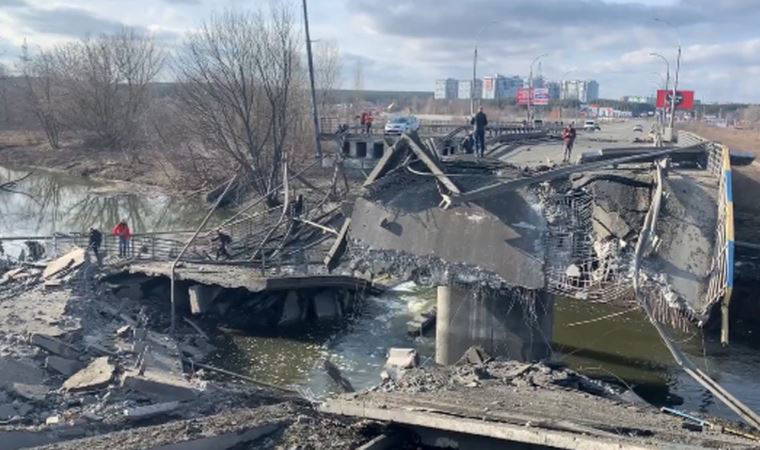 Ukrayna kuvvetleri, Rus tankının ilerlemesini durdurmak için Kiev yakınlarındaki köprüyü patlattı