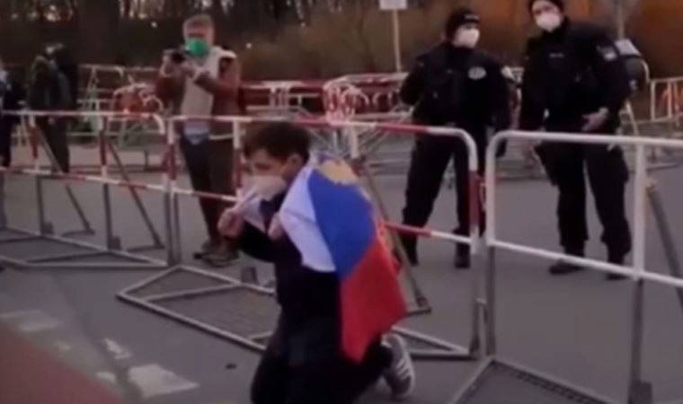 Rus protestocu Ukraynalıların önünde diz çöküp özür diledi
