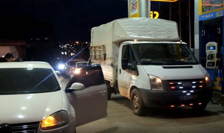 Dev zam öncesi kuyruklarda isyan: Ukrayna’dan beteriz, biz de benzin kuyruğunda savaşıyoruz