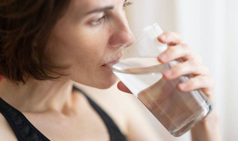 Cilt güzelliğini korumak için 'sıvı tüketimi' uyarısı