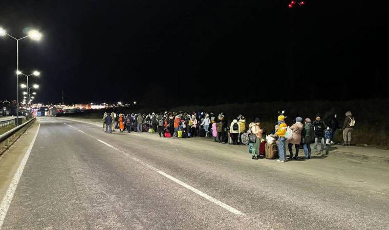 BM: Yüzbinlerce Ukraynalı komşu ülkelere geçiş yapıyor