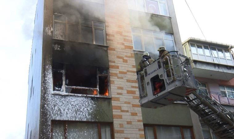 Fatihte korkutan yangın; 2 kişi alevler arasında kaldı