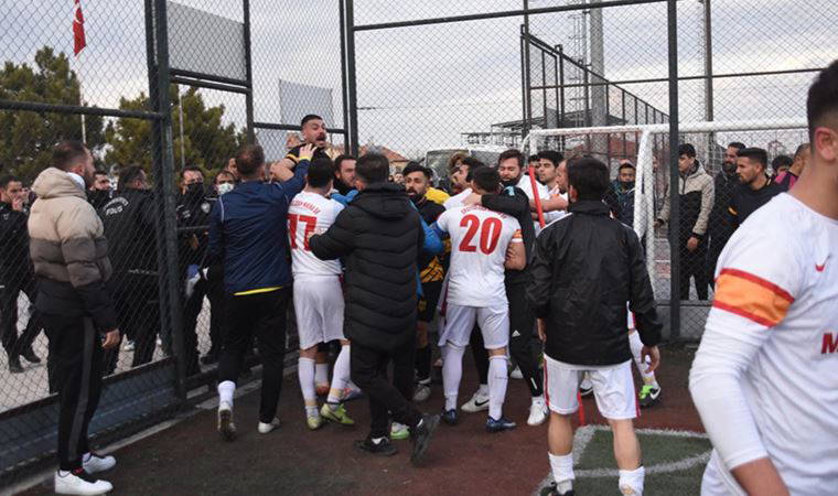 Amatör maçtan sonra saha karıştı; polis biber gazı ile müdahale etti