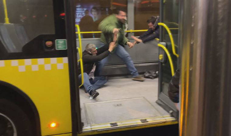 Metrobüste dehşet anları: Yaralılar var
