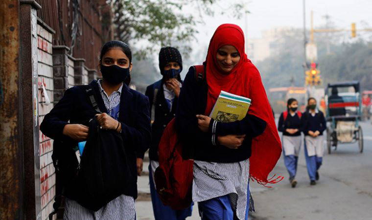 Hindistan'da başörtülü öğrenciler ayrı sınıfa konuldu