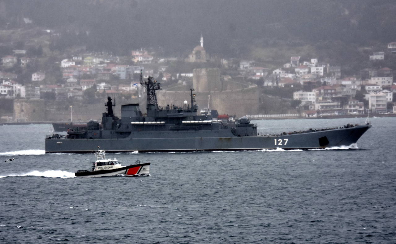 3 Rus savaş gemisi Çanakkale Boğazı'ndan geçip Karadeniz'e yol aldı