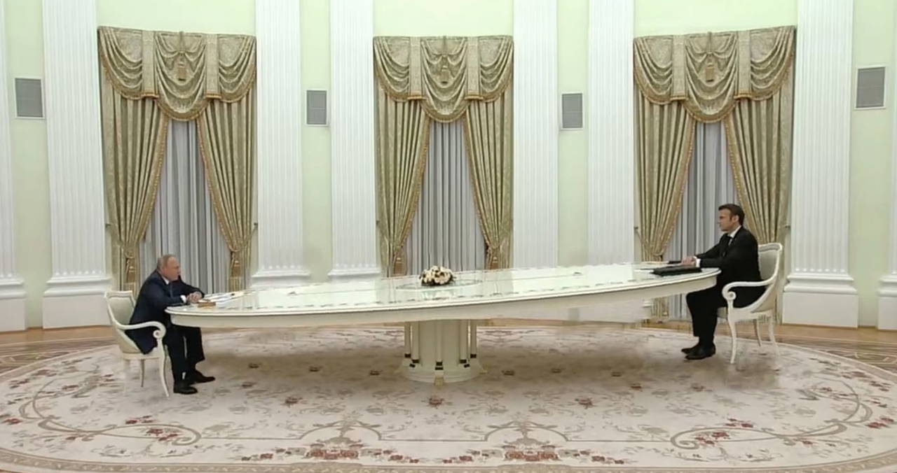 Macron ve Putin’in görüştüğü masa sosyal medyada gündem oldu