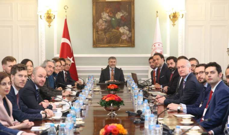 CHP'li Öztrak'tan Bakan Nebati'ye 'Londra' göndermesi: Yabancı yatırımcılar için beleş stand-up