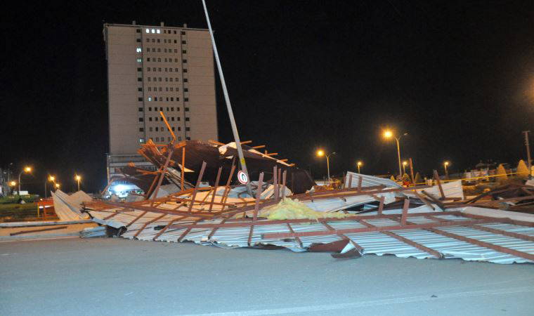 Karaman'da fırtınada 18 katlı öğrenci yurdunun çatısını uçtu, ağaçları devrildi