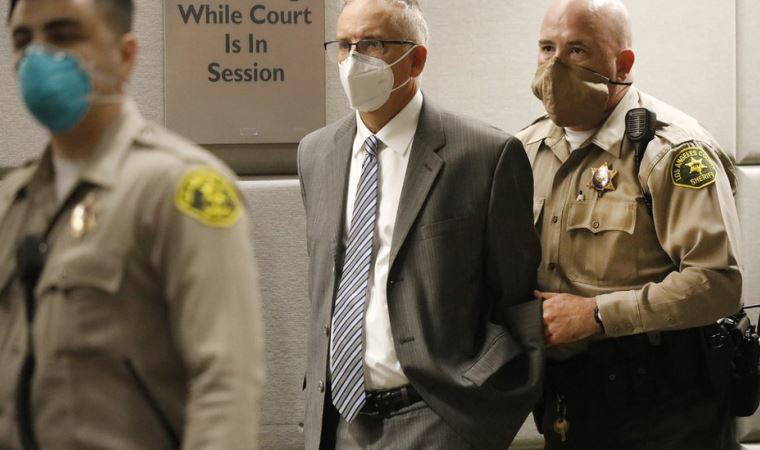 California Üniversitesi, binlerce hastaya cinsel tacizle suçlanan jinekolog için 250 milyon dolar ödeyecek