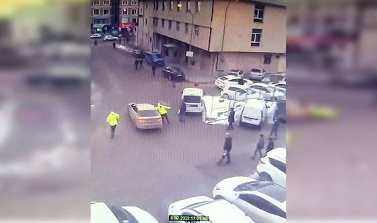 Hacizli taksisini bağlamak isteyen trafik polisini yerde sürükledi