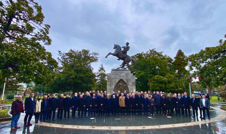 Onur Anıtı önünde siyasi partilerden ortak 'saldırı' tepkisi