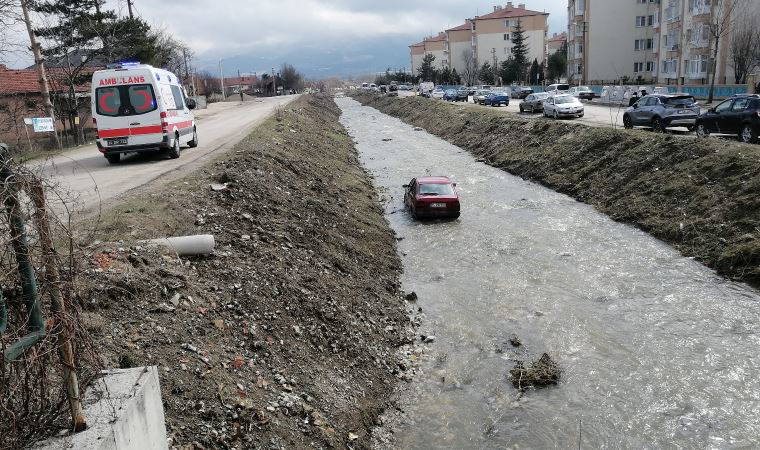 Alkollü sürücü otomobille dereye uçtu