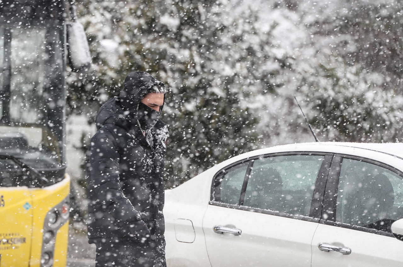 Günlerdir uyarı üstüne uyarı yapılan İstanbul’da kar başladı