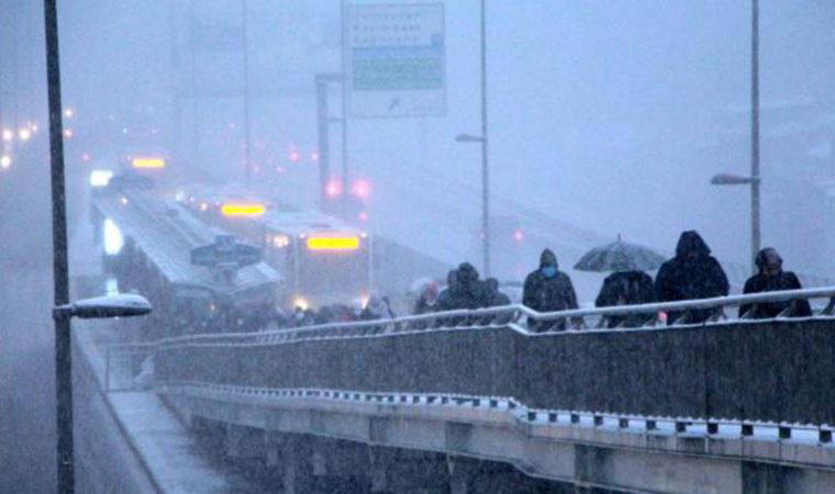 Beklenen kar İstanbul'da: Yurttaşlar toplu taşımaya yöneldi