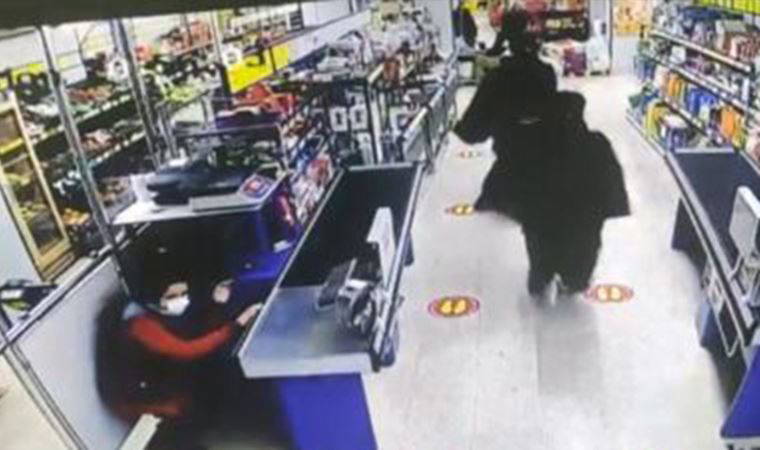 Oyuncak tabancayla markette soygun girişiminde bulunan çarşaflı şüpheliler kamerada