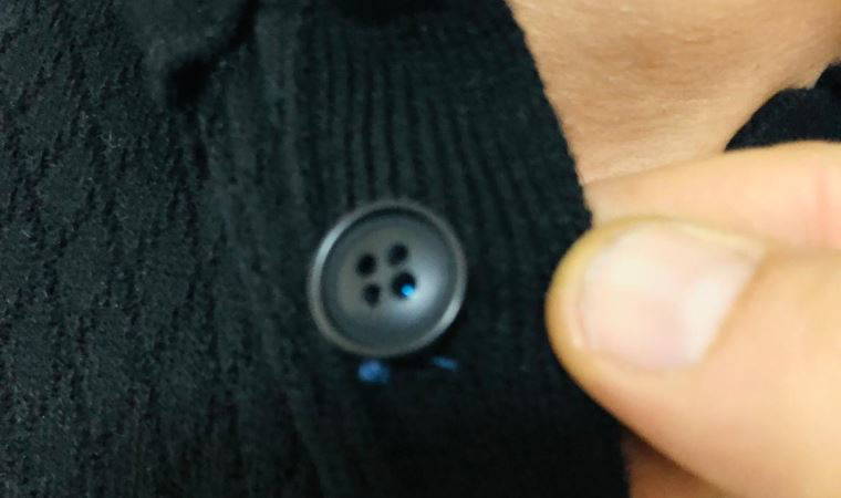 Ehliyet sınavına girerken, ses cihazı ve kamera ile yakalandı