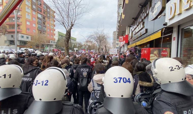 Diyarbakır'da 8 Mart mitingi sonrası operasyon: Sunucu da gözaltına alındı