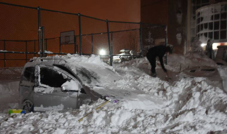 Bitlis'te park halindeki araçların üzerine çığ düştü (12 Mart 2022) (Video Haber)