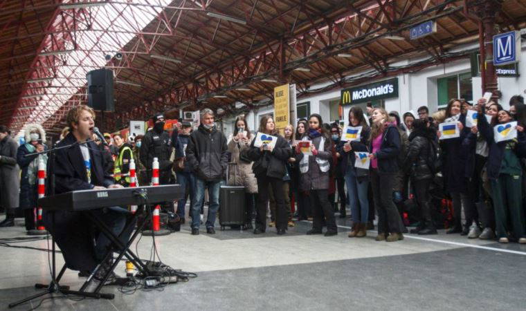 Tom Odell, Romanya istasyonunda Ukraynalı mülteciler için şarkı söyledi