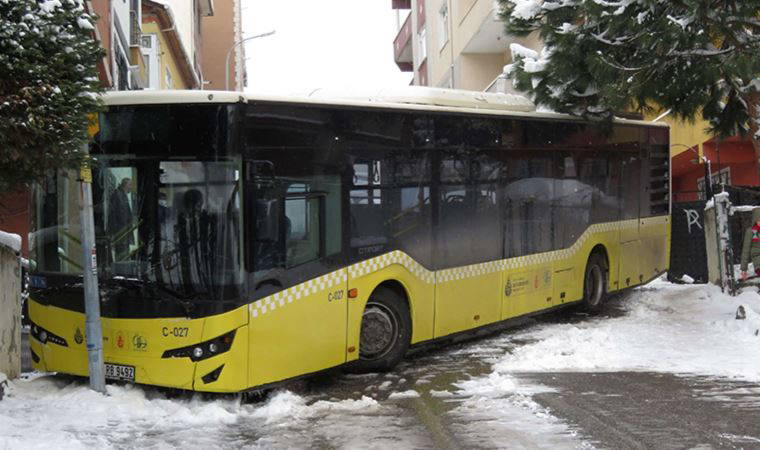 Ümraniye'de İETT otobüsü buzlanan yolda kaza yaptı (13 Mart 2022)