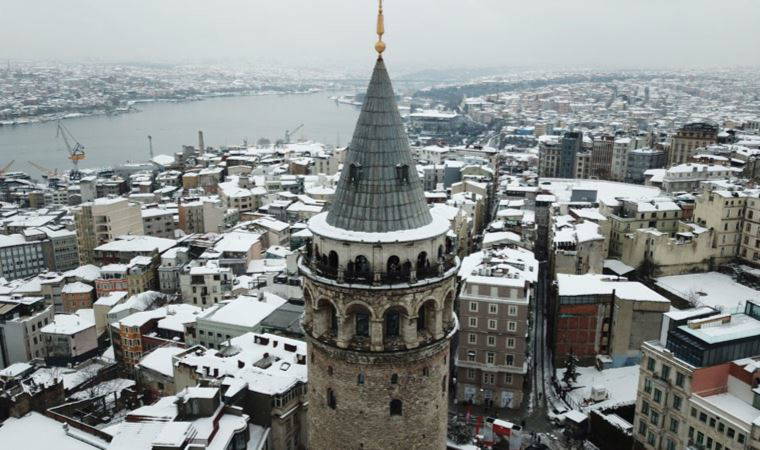 Beyaza bürünen Galata Kulesi ve Tarihi Yarımada havadan görüntülendi