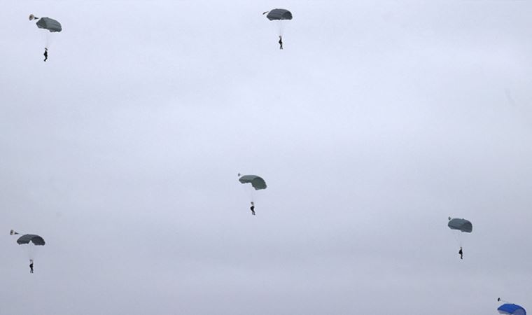 Ukrayna hükümeti: Rus paraşütçü birlikleri Odessa’ya inmeyi planlıyor