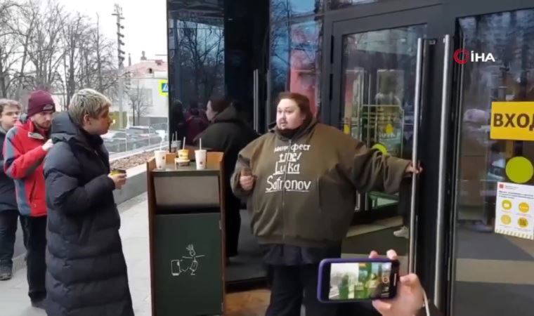 Rus ünlü ressamın oğlu Luka Zatravkin kendisini Mc Donald’s’ın kapılarına kelepçeledi (14 Mart 2022) (Video Haber)