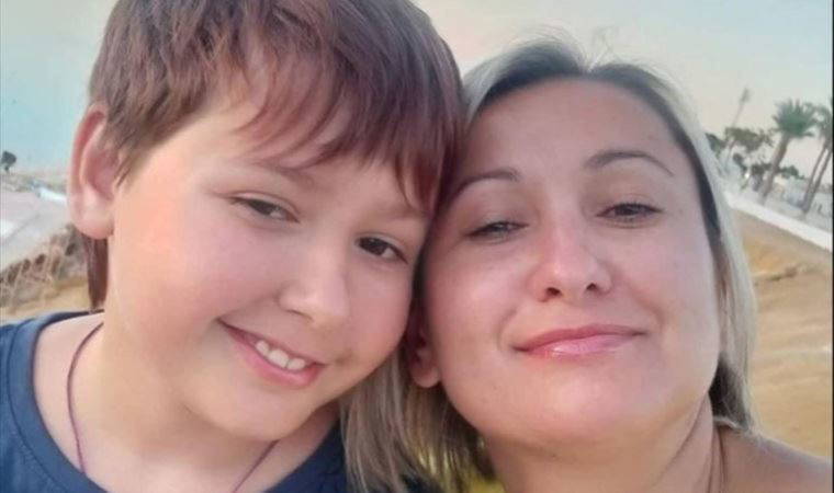 Rus bombardımanında ölen Ukraynalı anne ve oğul yaşadıkları sitenin bahçesine gömüldü (14 Mart 2022) (Video Haber)