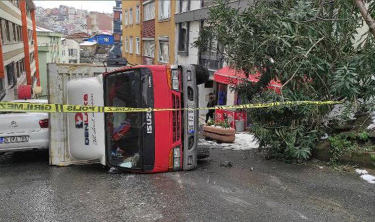 Beyoğlu’nda tehlikeli madde yüklü kamyonet devrildi (15 Mart 2022) (Video Haber)