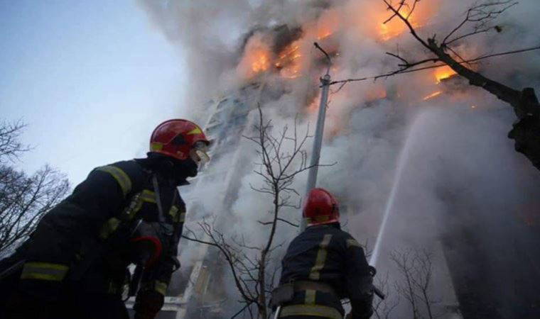Rusya'nın Kiev'e saldırısında bir apartman daha ağır hasar gördü (15 Mart 2022) (Video Haber)