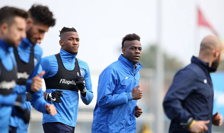 Mario Balotelli'nin iptal edilen gole tepkisi İngiltere'de sosyal medyada gündem oldu