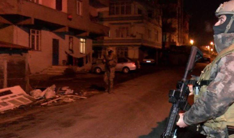 İstanbul'da uyuşturucu satıcılarına yönelik helikopter destekli operasyon (16 Mart 2022) (Video Haber)