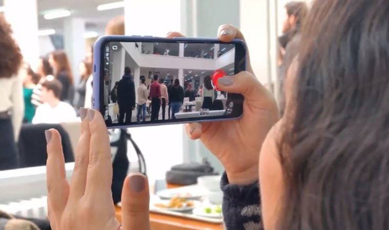 Üniversite yemekhanesinde duygulandıran anlar: Herkes telefona sarıldı