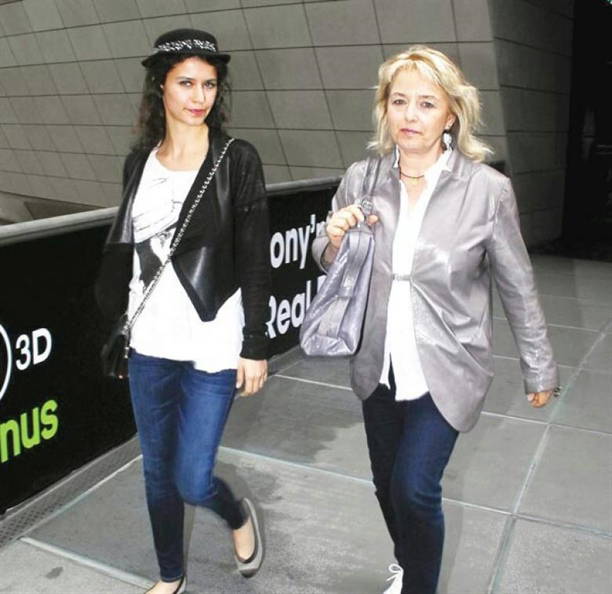 Beren Saat annesini paylaştı ve güzelliğinin gizemi çözüldü