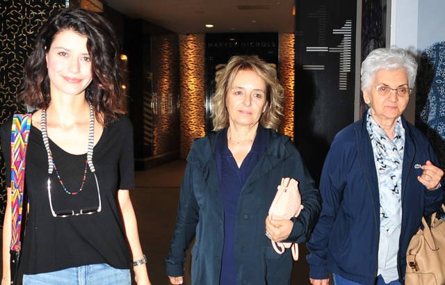 Beren Saat annesini paylaştı ve güzelliğinin gizemi çözüldü