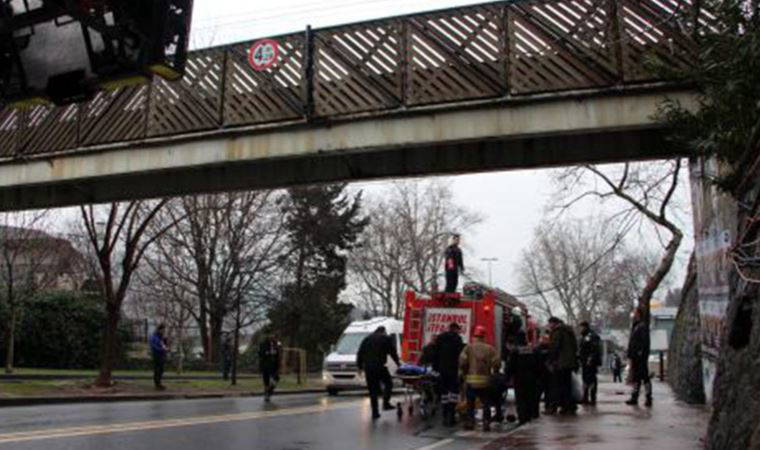Şişli'de üst geçitten düştü; ilk müdahaleyi yoldan geçen doktor yaptı (17 Mart 2022) (Video Haber)